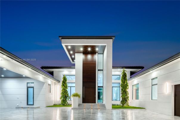 Exterior, Facade, Modern