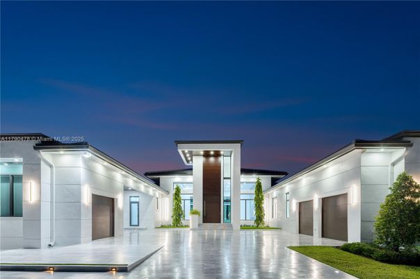 Exterior, Facade, Modern