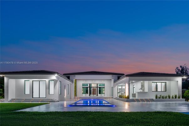 Backyard, Exterior, Facade, Pool, Modern