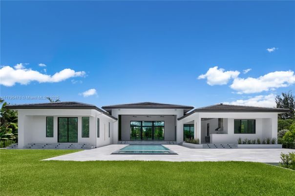 Backyard, Exterior, Facade, Pool, Modern