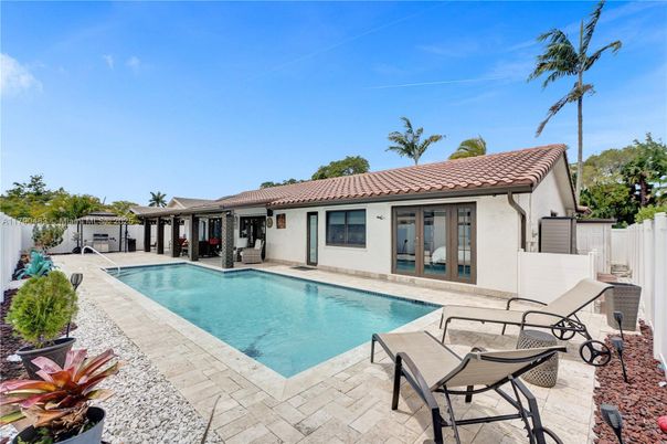 Exterior, Pool
