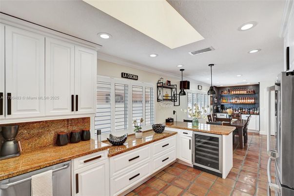 Dining room, Interior, Kitchen, Pendant Lights, Recessed Lighting, Stainless Steel Appliances