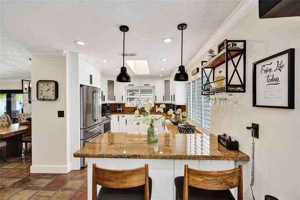 Dining room, Interior, Kitchen, Pendant Lights, Recessed Lighting, Stainless Steel Appliances