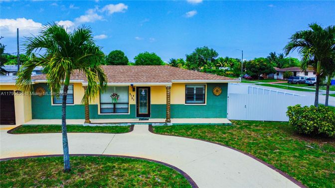 Backyard, Exterior, Facade, Ranch