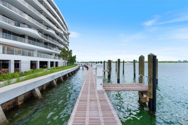 Exterior, Lake