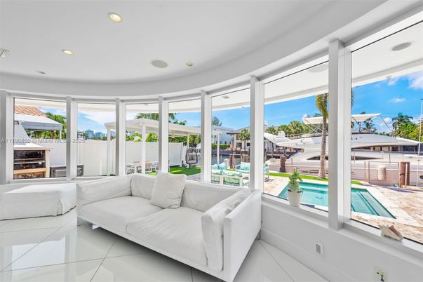 Interior, Living room, Recessed Lighting, Sun Room, Water