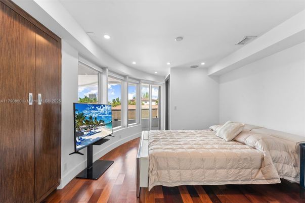Interior, Recessed Lighting, Walk-in Closets, Wood Texture Flooring
