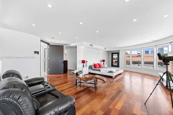 Bathroom, Interior, Recessed Lighting, Wood Texture Flooring