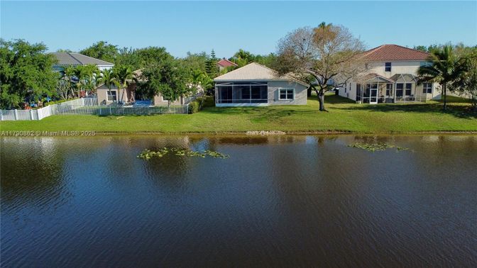 Exterior, Lake