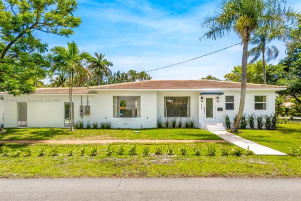Exterior, Facade, Ranch
