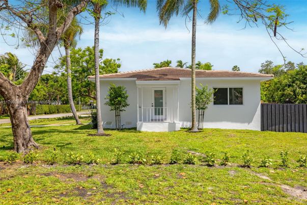 Backyard, Exterior, Facade, Ranch