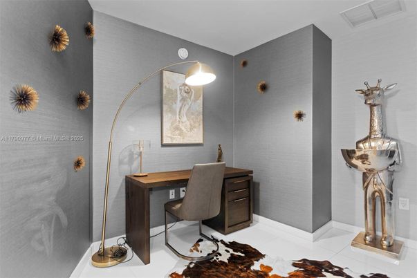 Home Office, Interior