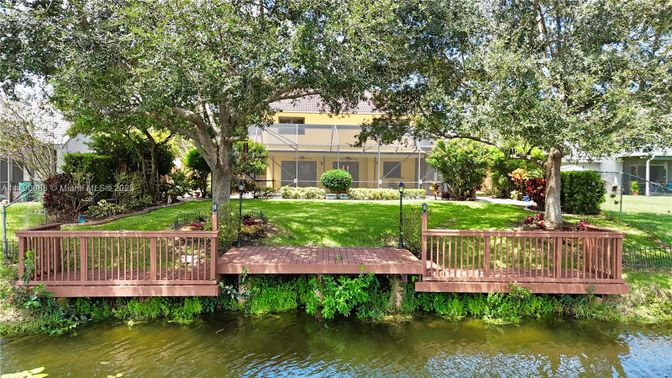 Exterior, Lake