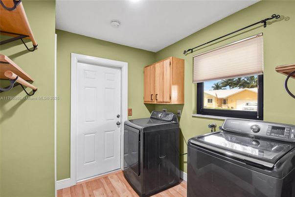 Interior, Washer, Wood Texture Flooring
