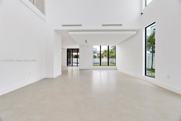 Empty room, Interior