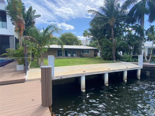 Exterior, Lake