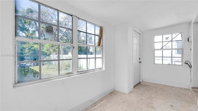 Empty room, Interior