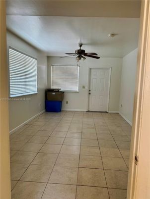 Empty room, Interior