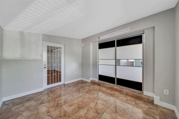 Empty room, Interior