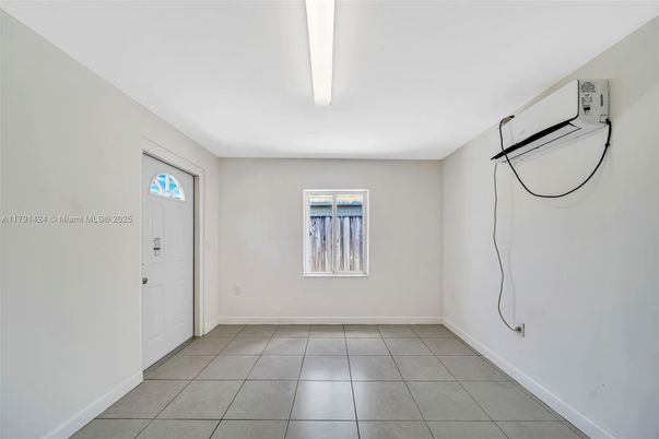 Empty room, Interior