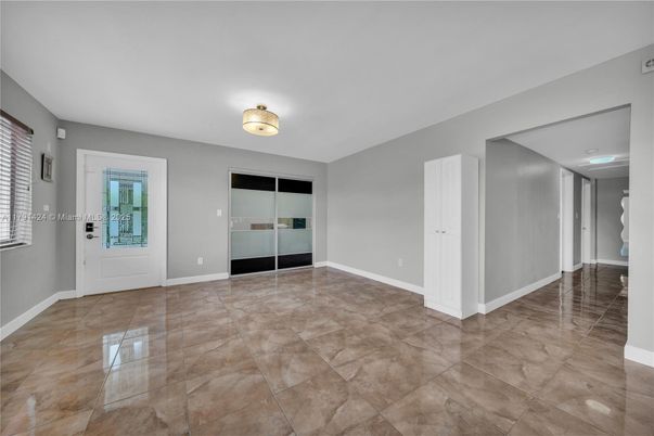 Empty room, Interior