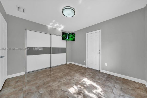 Empty room, Interior