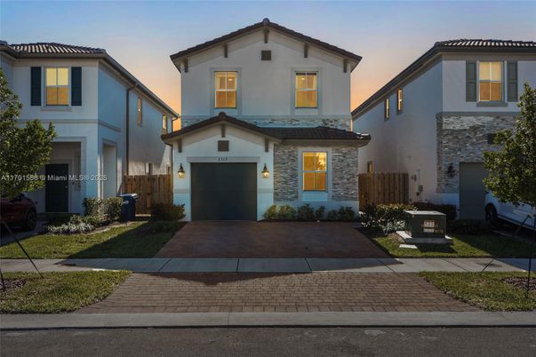 Attached, Exterior, Facade, Mediterranean