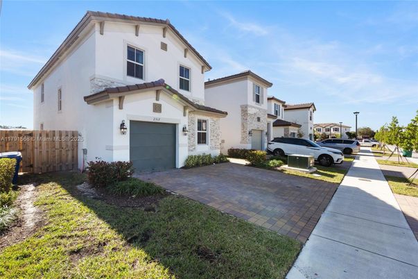 Attached, Exterior, Facade, Mediterranean
