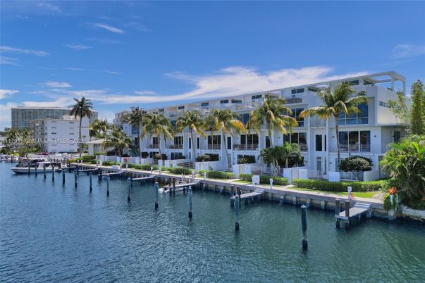 Exterior, Lake