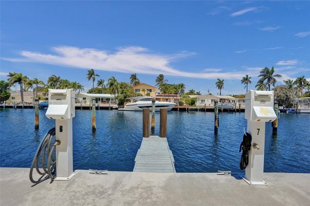 Exterior, Lake