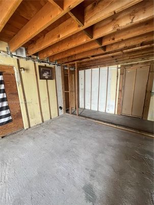 Empty room, Interior, Wooden Beams, Wooden Ceilings