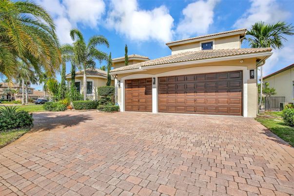 Attached, Exterior, Facade, Mediterranean