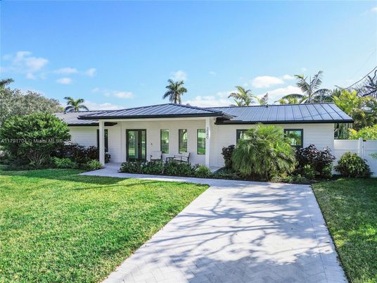 Backyard, Exterior, Facade, Ranch