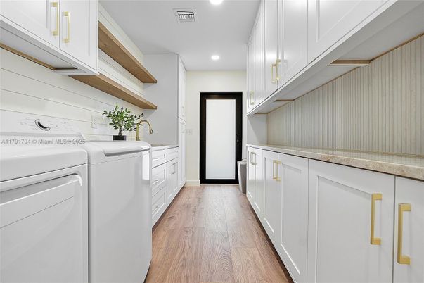 Interior, Recessed Lighting, Washer, Wood Texture Flooring