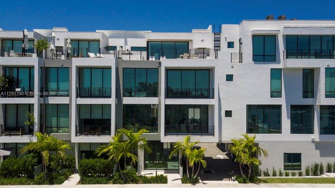 Exterior, Facade, Modern