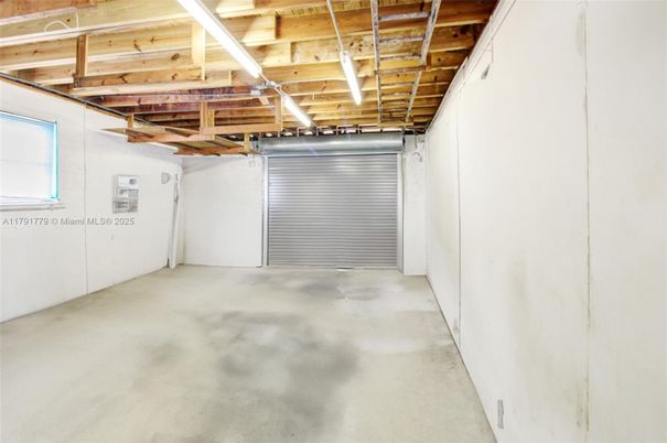 Garage, Interior, Wooden Beams