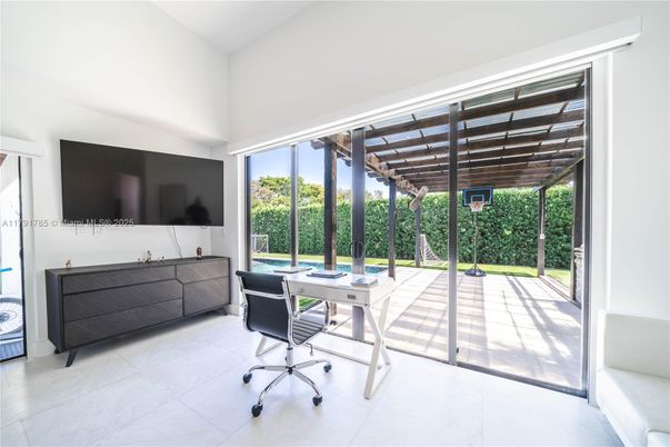 Home Office, Interior
