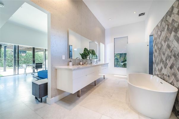 Bathroom, Dual Sink Vanities, Free Standing Baths, Interior, Recessed Lighting