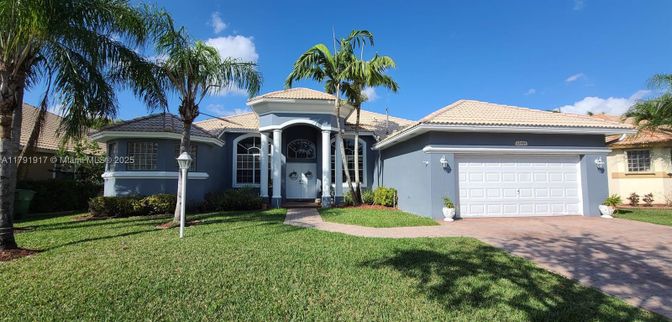 Attached, Exterior, Facade, Mediterranean