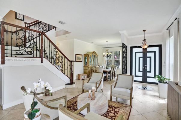 Chandelier, Dining room, Interior, Living room, Pendant Lights