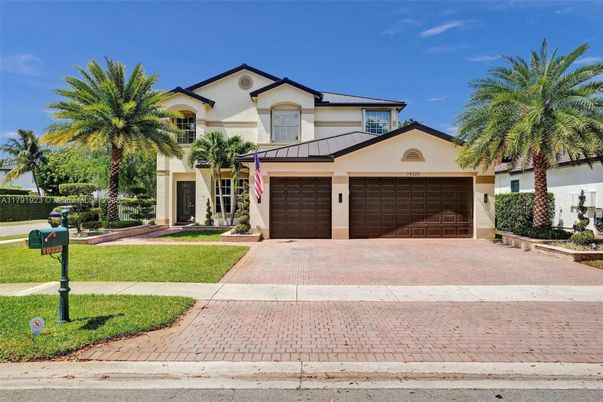 Attached, Exterior, Facade, Mediterranean