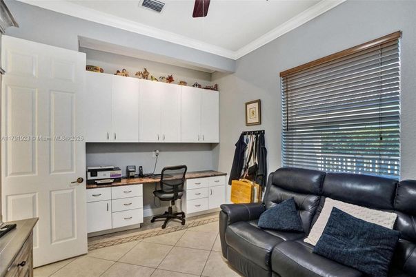 Home Office, Interior