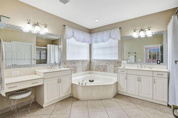 Bathroom, Dual Sink Vanities, Interior, Recessed Lighting