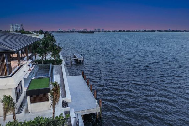 Exterior, Lake