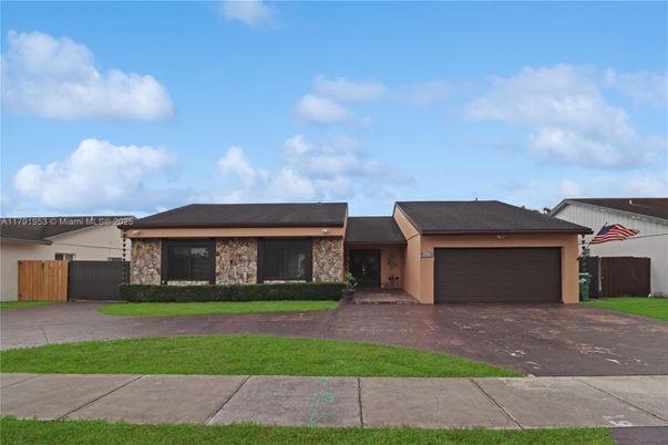 Attached, Exterior, Facade, Ranch