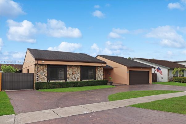 Attached, Exterior, Facade, Ranch