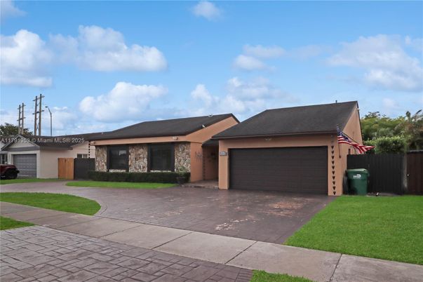 Attached, Exterior, Facade, Ranch