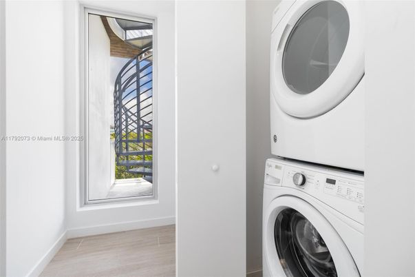 Interior, Utility Closets, Washer, Wood Texture Flooring
