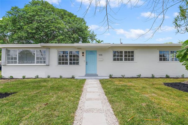 Exterior, Facade, Ranch