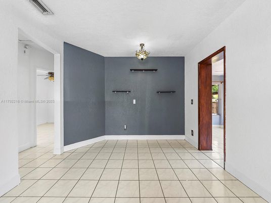 Empty room, Interior